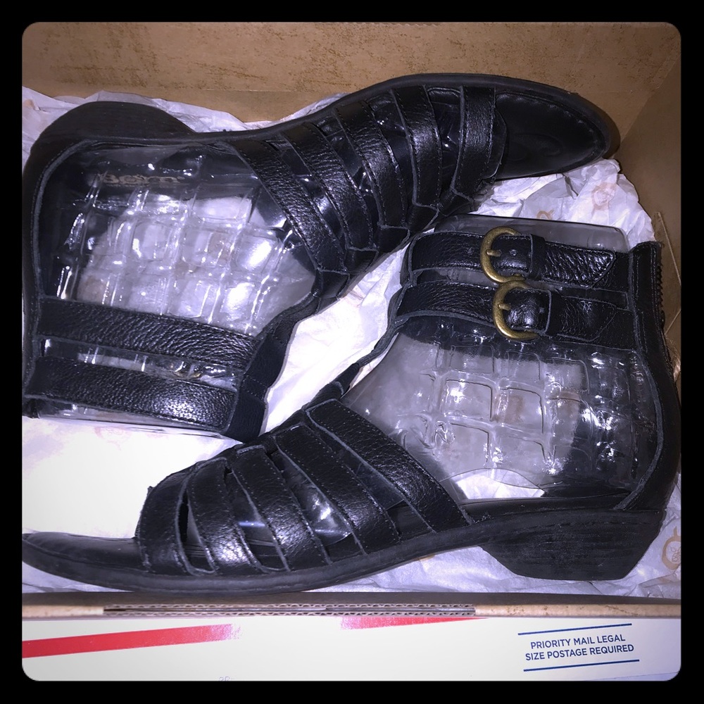 BORN NIKKA BLACK LEATHER GLADIATOR SANDALS SIZE 7